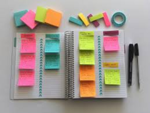 Post it colorés dans un livre pour étudier