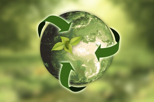 Terre verte avec flèches de recyclage