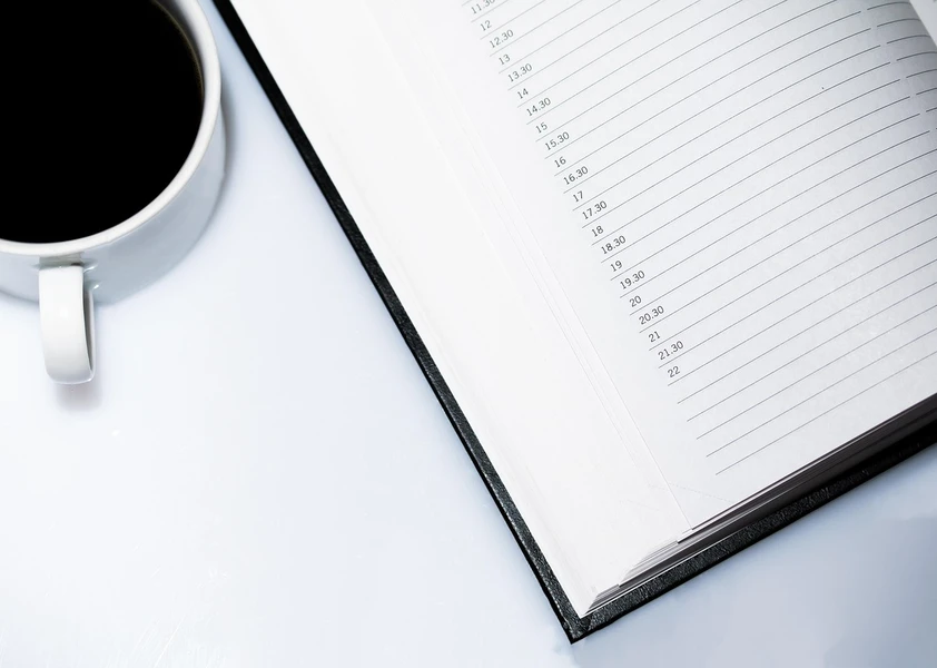 Agenda à droite d'une tasse de café