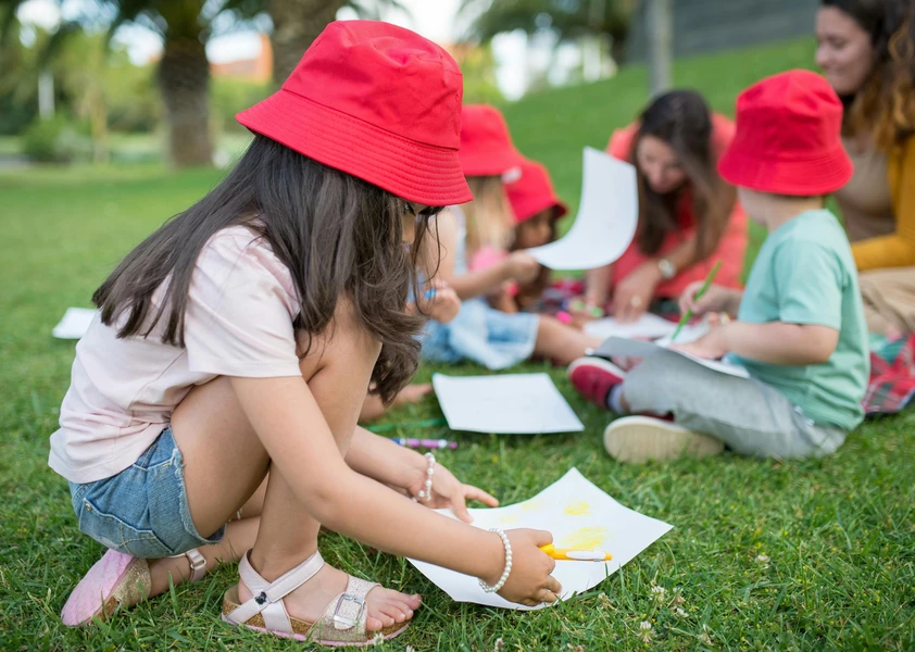 Enfants qui dessinent dehors