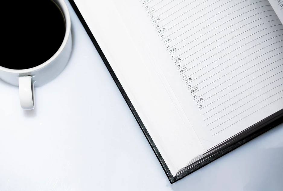 Agenda à droite d'une tasse de café