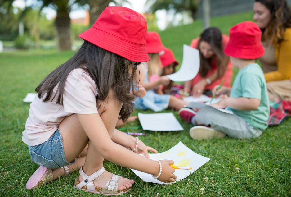 Enfants qui dessinent dehors