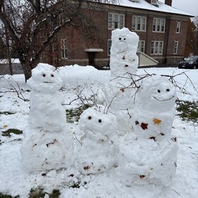  Les élèves ont profité de la première neige pour laisser libre cours à leur créativité! Voici leurs magnifiques bonshommes de neige, faits avec cœur et imagination. 