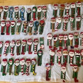 Soixante-cinq clés magiques de Noël ont été fabriquées avec soin et créativité en arts par nos élèves de la 3e à la 6e année