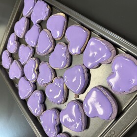 biscuits en forme de cœurs mauves